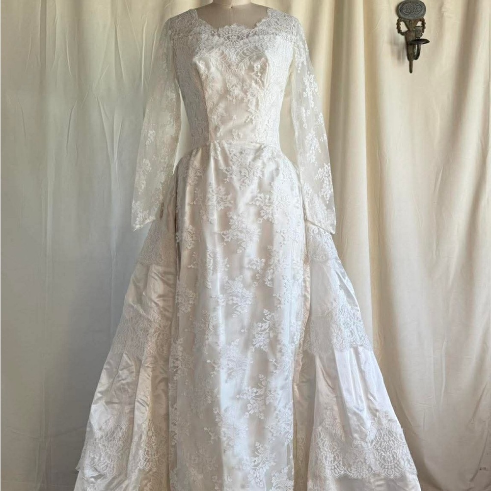 Vintage White Lace Long-Sleeve Wedding Dress